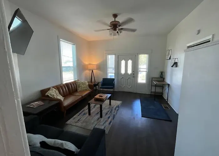 Beautiful Bishop Arts 2 Bedroom