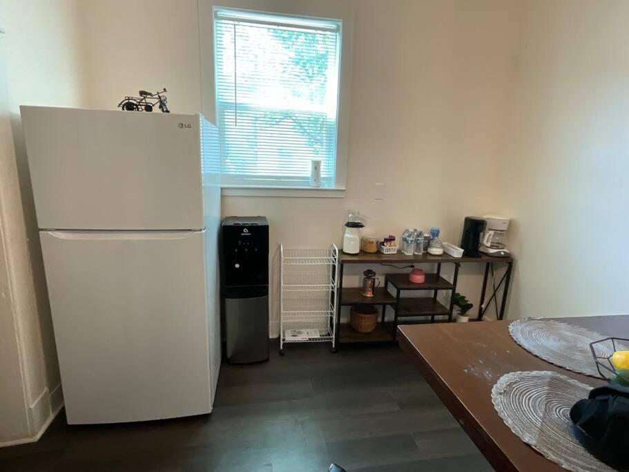 Beautiful Bishop Arts 2 Bedroom Apartment *
