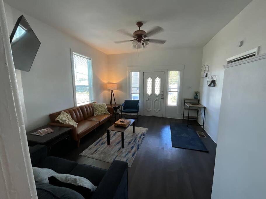 Beautiful Bishop Arts 2 Bedroom *