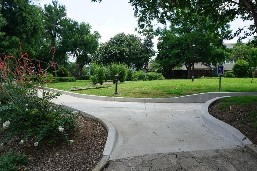 Beautiful Bishop Arts 2 Bedroom Apartment *